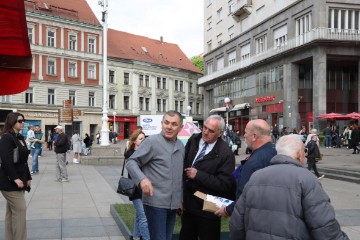 Kandidat za gradonačelnika Zagreba Ivica Lovrić dijelio bakalar građanima