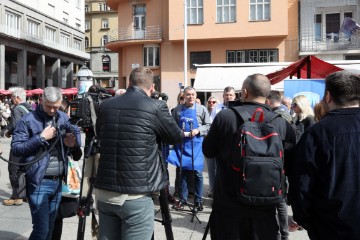 Kandidat za gradonačelnika Zagreba Ivica Lovrić dijelio bakalar građanima