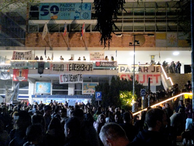 Srbija: Studenti ustrajni u blokadi RTS-a, uprava traži međunarodnu zaštitu