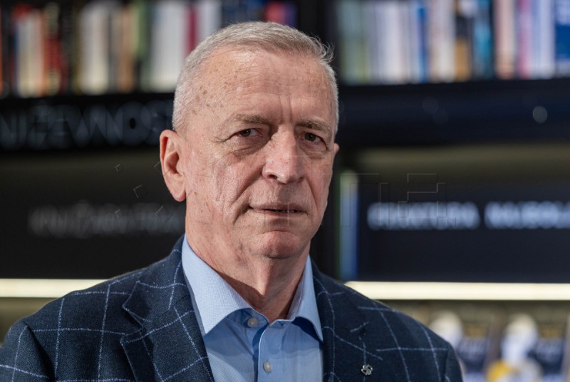Predstavljena knjiga Milorada Popovića "Dvorski trg"