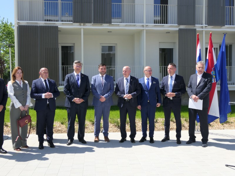 Plenković uručio ključeve novih stanova u Sisku privremenim korisnicima 