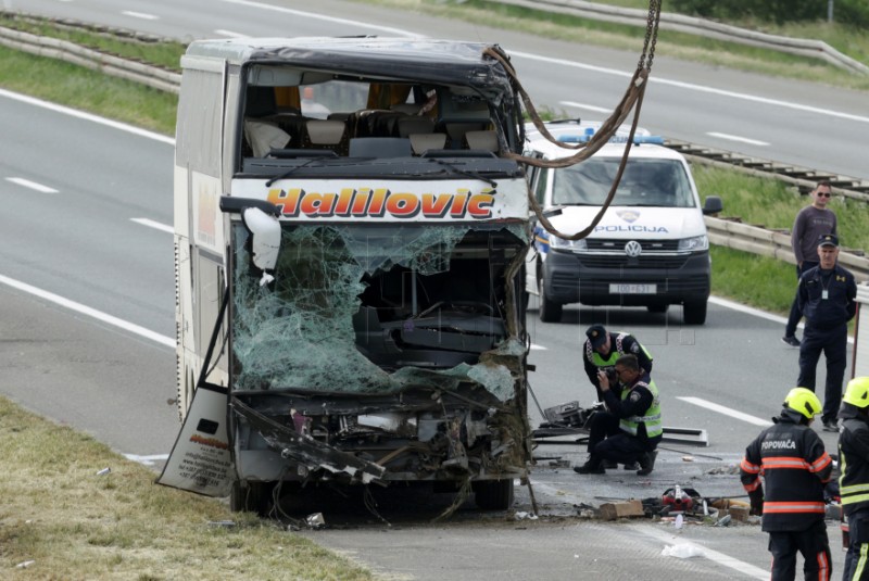 Policija: Dvije osobe poginule u sudaru autobusa i osobnog vozila na A3 kod Popovače