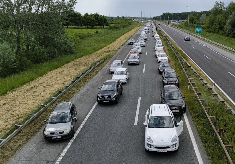 HAK: Zbog prometne prekinut promet na A3 između Popovače i Križa, kolona 14 km