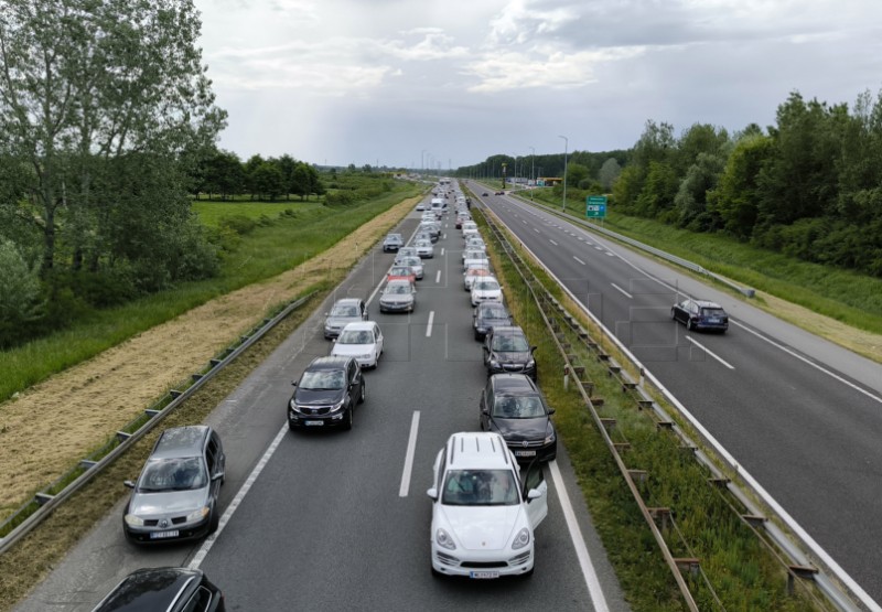 HAK: Zbog prometne prekinut promet na A3 između Popovače i Križa, kolona 14 km