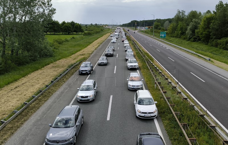 HAK: Zbog prometne prekinut promet na A3 između Popovače i Križa, kolona 14 km