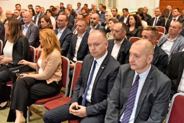 Ministar Šipić uručio ugovore za ulaganja u vrtiće i dječja igrališta