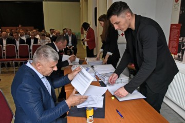 Ministar Šipić uručio ugovore za ulaganja u vrtiće i dječja igrališta