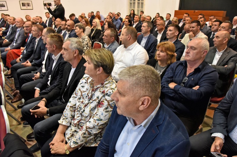 Ministar Šipić uručio ugovore za ulaganja u vrtiće i dječja igrališta
