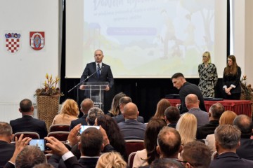 Ministar Šipić uručio ugovore za ulaganja u vrtiće i dječja igrališta