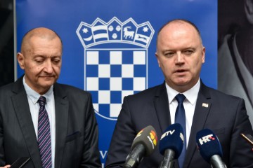 Ministar Šipić uručio ugovore za ulaganja u vrtiće i dječja igrališta