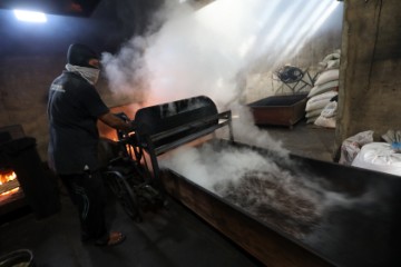 INDONESIA PHOTO SET TRADITIONAL COFFEE ROASTERY