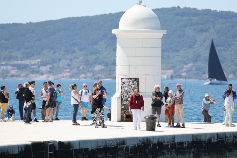 Zadar - Brojni turisti uživali na zadarskom Poluotoku