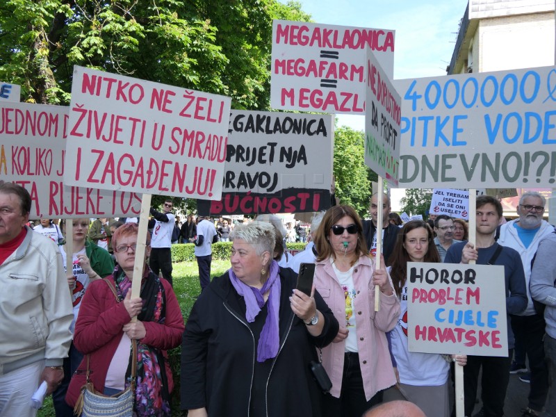 Sisak: Prosvjed protiv 'pilićarske ekobombe'