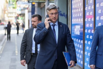 Dolasci na sjednicu Predsjedništva i Nacionalnog odbora HDZ-a