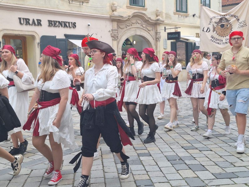 Mimohodom stotina maturanata u Varaždinu počela tradicionalna Maturantika