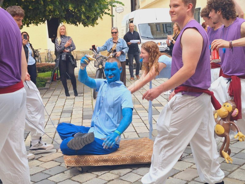 Mimohodom stotina maturanata u Varaždinu počela tradicionalna Maturantika