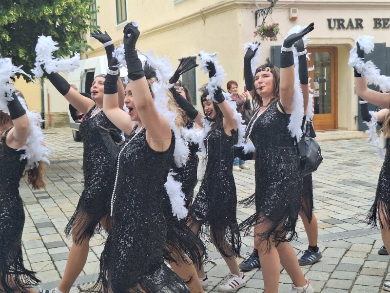 Mimohodom stotina maturanata u Varaždinu počela tradicionalna Maturantika