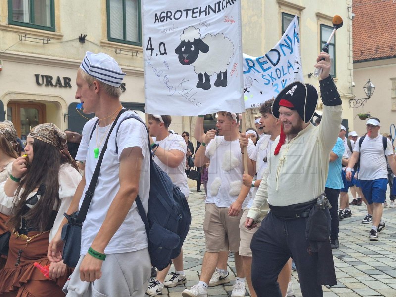Mimohodom stotina maturanata u Varaždinu počela tradicionalna Maturantika