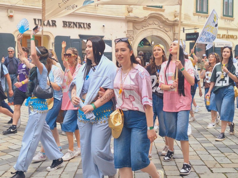 Mimohodom stotina maturanata u Varaždinu počela tradicionalna Maturantika