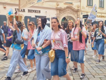 Mimohodom stotina maturanata u Varaždinu počela tradicionalna Maturantika