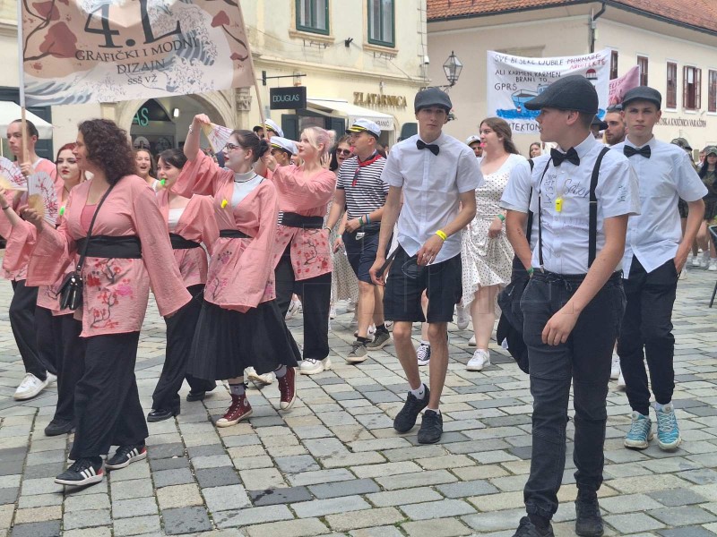 Mimohodom stotina maturanata u Varaždinu počela tradicionalna Maturantika