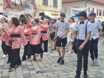 Mimohodom stotina maturanata u Varaždinu počela tradicionalna Maturantika