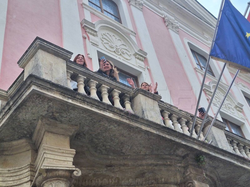 Mimohodom stotina maturanata u Varaždinu počela tradicionalna Maturantika