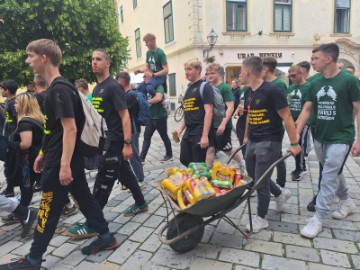 Mimohodom stotina maturanata u Varaždinu počela tradicionalna Maturantika