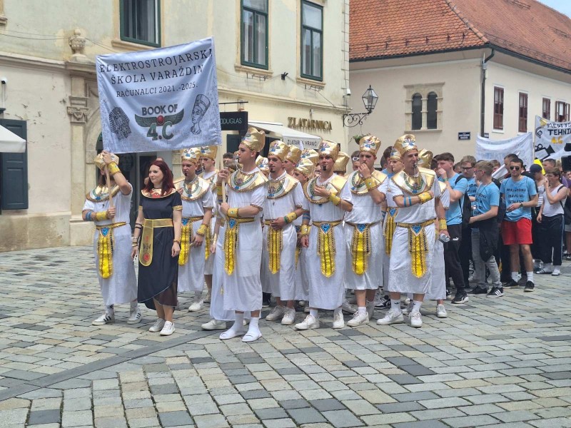 Mimohodom stotina maturanata u Varaždinu počela tradicionalna Maturantika
