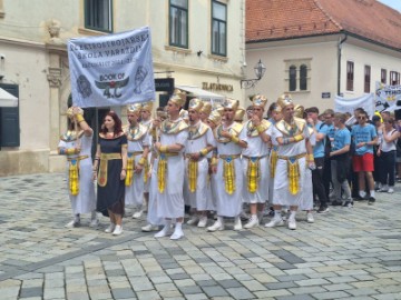 Mimohodom stotina maturanata u Varaždinu počela tradicionalna Maturantika