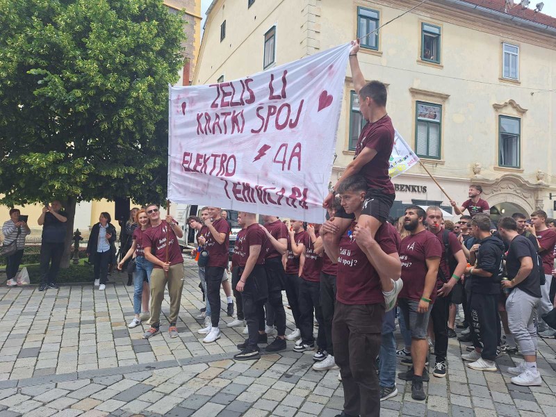 Mimohodom stotina maturanata u Varaždinu počela tradicionalna Maturantika