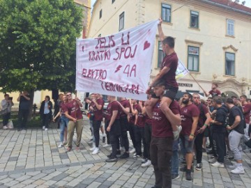 Mimohodom stotina maturanata u Varaždinu počela tradicionalna Maturantika