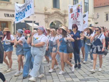 Mimohodom stotina maturanata u Varaždinu počela tradicionalna Maturantika
