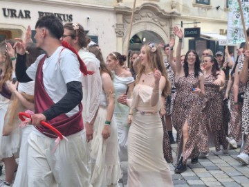Mimohodom stotina maturanata u Varaždinu počela tradicionalna Maturantika