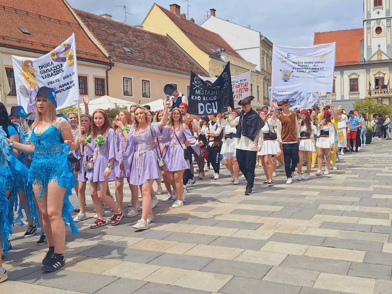 Mimohodom stotina maturanata u Varaždinu počela tradicionalna Maturantika