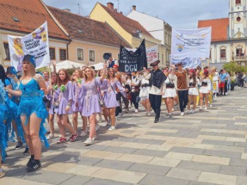 Mimohodom stotina maturanata u Varaždinu počela tradicionalna Maturantika