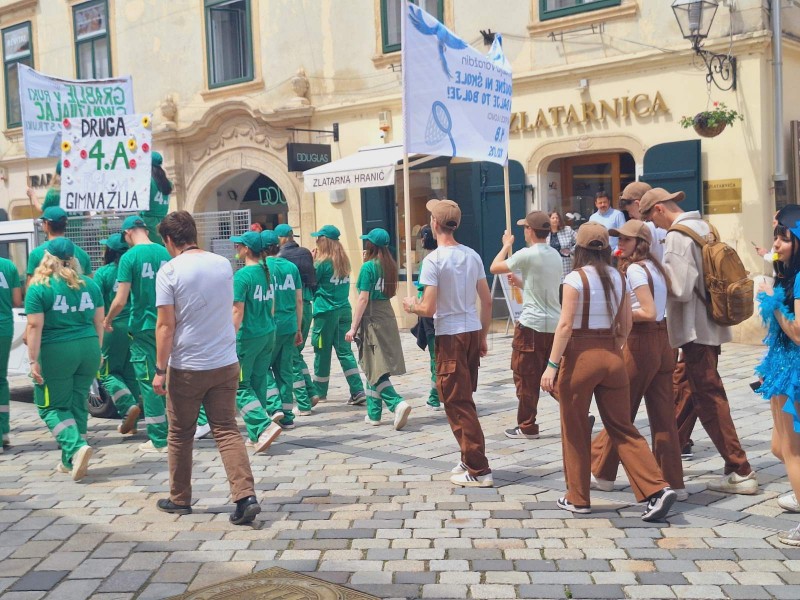 Mimohodom stotina maturanata u Varaždinu počela tradicionalna Maturantika