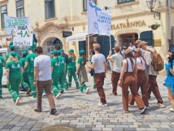 Mimohodom stotina maturanata u Varaždinu počela tradicionalna Maturantika
