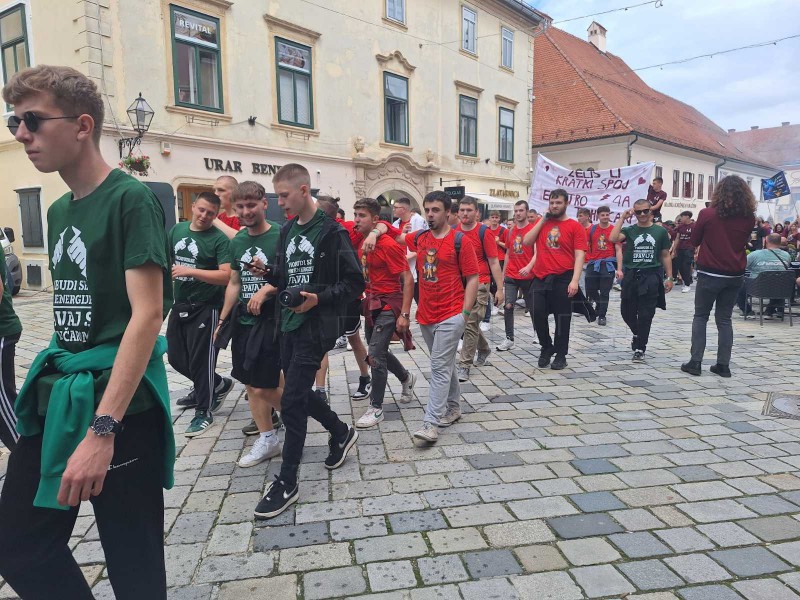 Mimohodom stotina maturanata u Varaždinu počela tradicionalna Maturantika