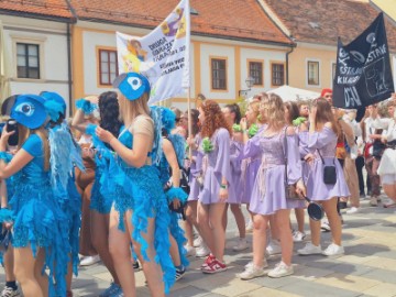 Mimohodom stotina maturanata u Varaždinu počela tradicionalna Maturantika