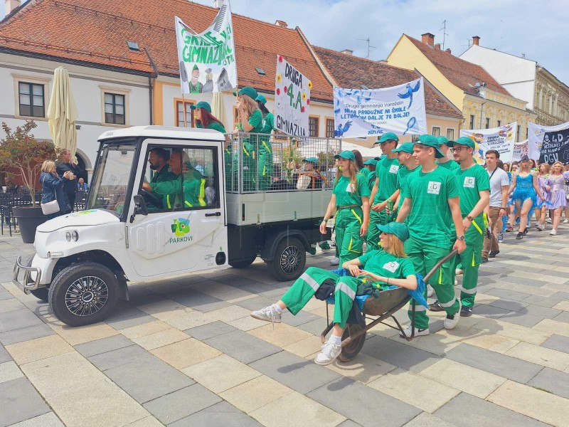 Mimohodom stotina maturanata u Varaždinu počela tradicionalna Maturantika