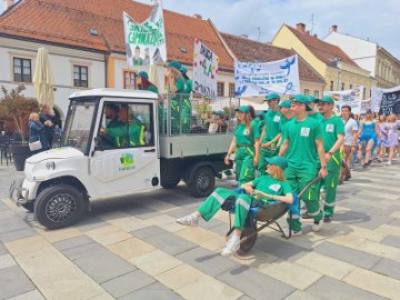 Mimohodom stotina maturanata u Varaždinu počela tradicionalna Maturantika