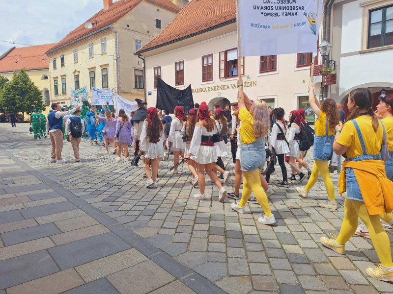 Mimohodom stotina maturanata u Varaždinu počela tradicionalna Maturantika