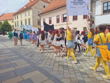 Mimohodom stotina maturanata u Varaždinu počela tradicionalna Maturantika