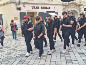 Mimohodom stotina maturanata u Varaždinu počela tradicionalna Maturantika