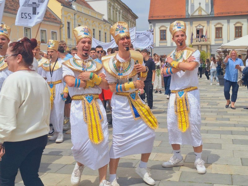 Mimohodom stotina maturanata u Varaždinu počela tradicionalna Maturantika