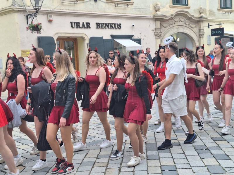 Mimohodom stotina maturanata u Varaždinu počela tradicionalna Maturantika