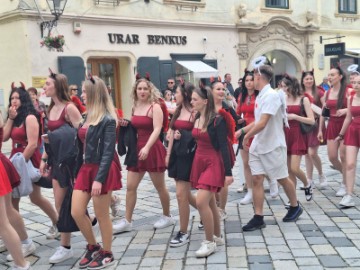 Mimohodom stotina maturanata u Varaždinu počela tradicionalna Maturantika