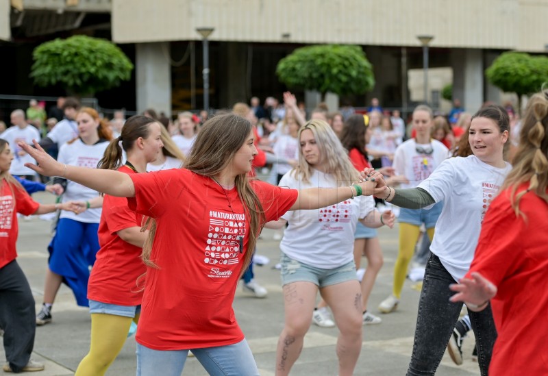 Stotine varaždinskih maturanata zaplesale tradicionalnu quadrillu