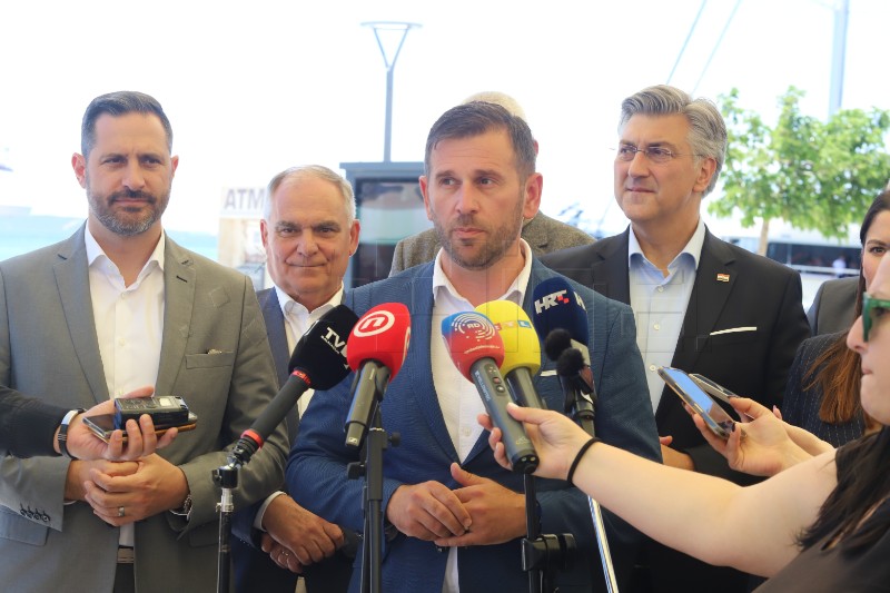 Plenković u Splitu s kandidatom Tomislavom Šutom i drugim stranačkim dužnosnicima